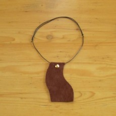 Collier brun en daim