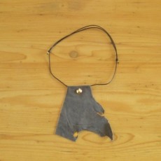 Collier en daim gris