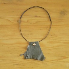 Collier kaki foncé daim