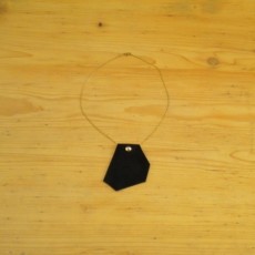 Collier en daim noir avec chaînette