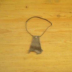 Collier en daim kaki